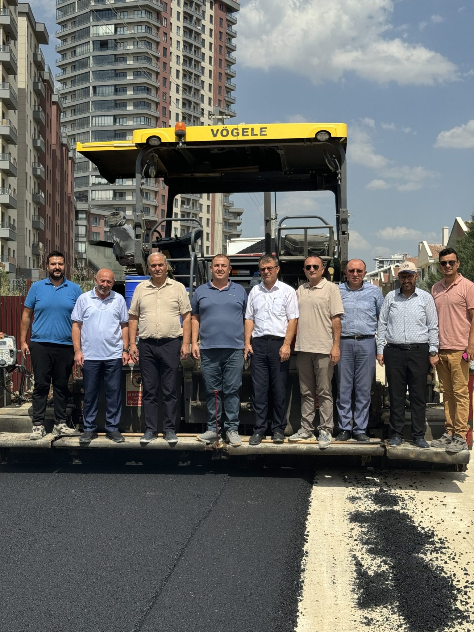 Erkmen Belediyesi Cumhuriyet Mahallesi?nde s�cak asfalt serimine ba�lad�.