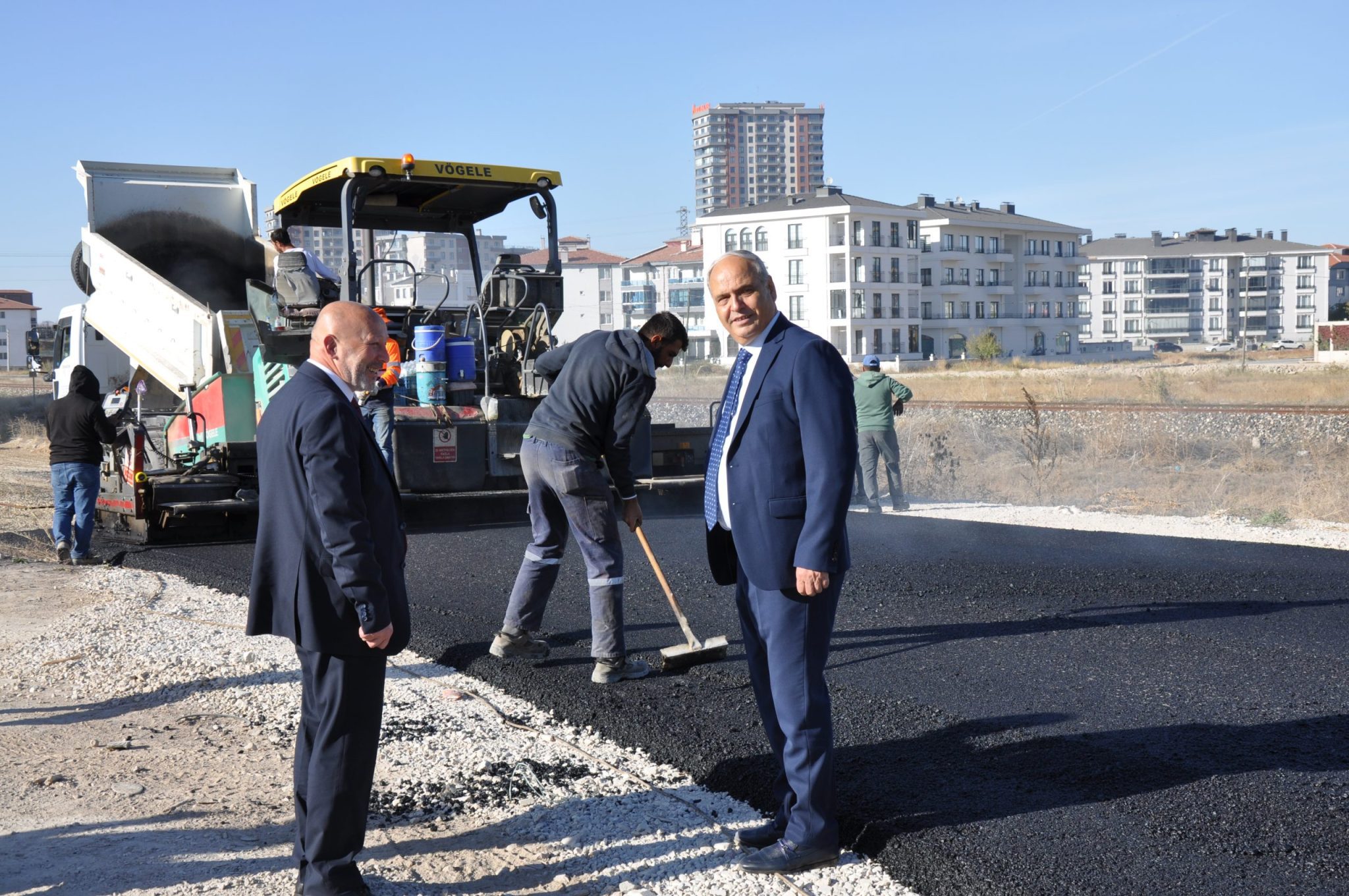 BELDEM�ZDE SICAK ASFALT �ALI�MALARI DEVAM ED�YOR